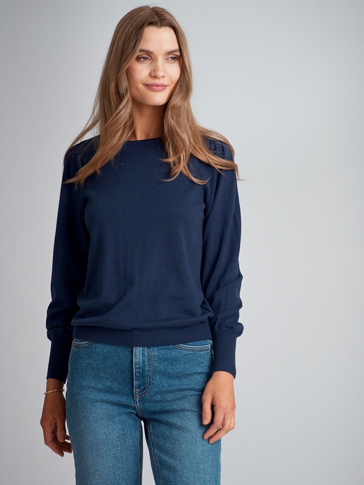 Oleanna genser 7504311_EM1-VAVITE-S23-Modell-Front_chn=match_7359_Oleanna genser EM1 7504311.jpg_Front||Front