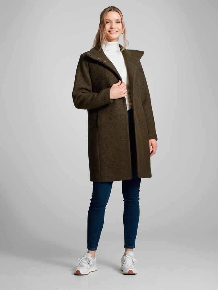 Marita boucle kåpe 7504342_GOZ-MARIEPHILIPPE-A23-Modell-Front_chn=match_166_Marita boucle kåpe GOZ_Marita boucle kåpe GOZ 7504342.jpg_Front||Front