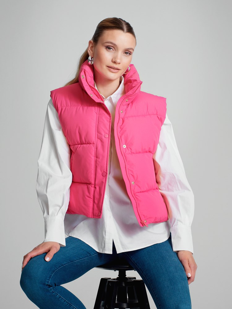 Melisande vest 7504446_MRJ-DONNA-A23-Modell-Front_chn=match_1128_Melisande vest MRJ_Melisande vest MRJ 7504446.jpg_Front||Front