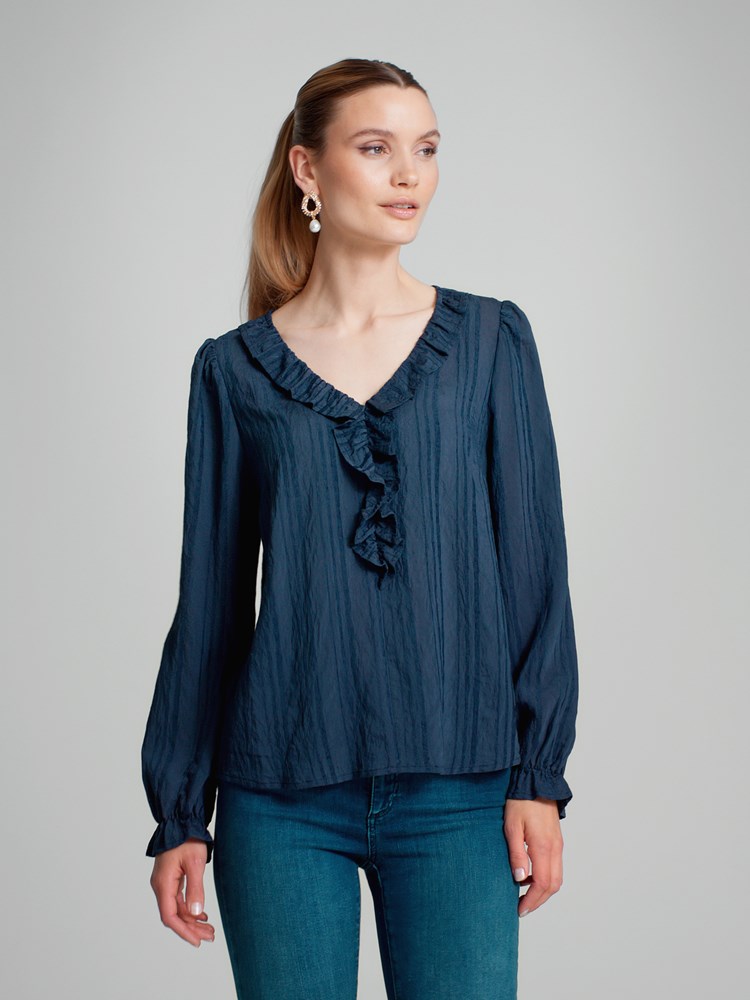 Embla bluse 7504688_EM1-VAVITE-A23-Modell-Front_chn=match_8370_Embla bluse EM1_Embla bluse EM1 7504688.jpg_Front||Front