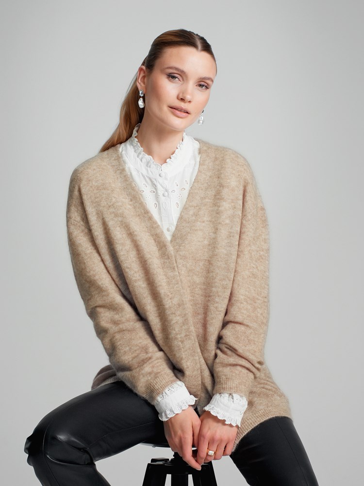 Miranda cardigan 7504866_AEU-DONNA-A23-Modell-Front_chn=match_1860_Miranda cardigan AEU_Miranda cardigan AEU 7504866.jpg_Front||Front