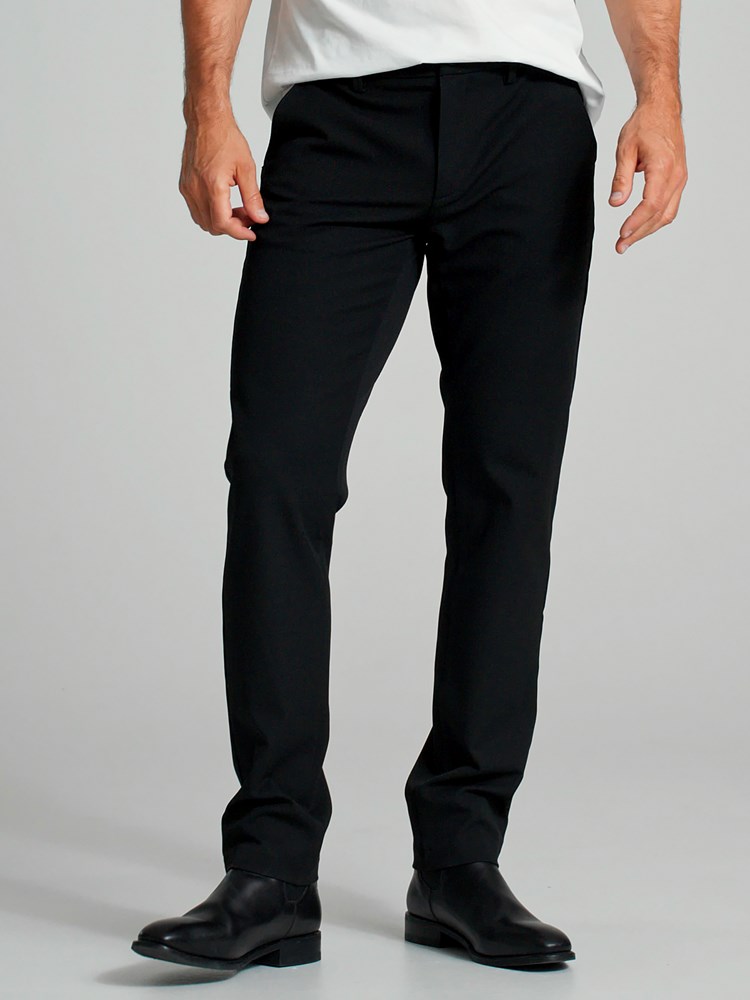 Lorenzo penbukse 7504916_C18-MarioConti-A23-modell-front.jpg_Front||Front