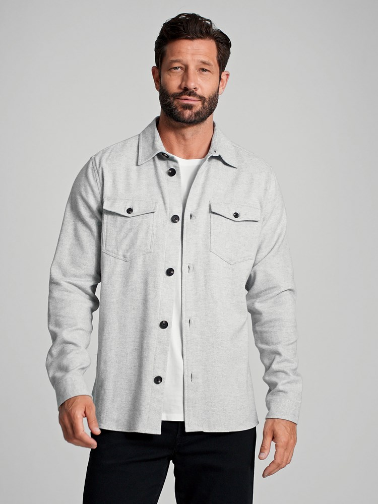Samuel storskjorte 7504934_I4K-MARIOCONTI-A23-Modell-Front_chn=match_7784.jpg_Front||Front