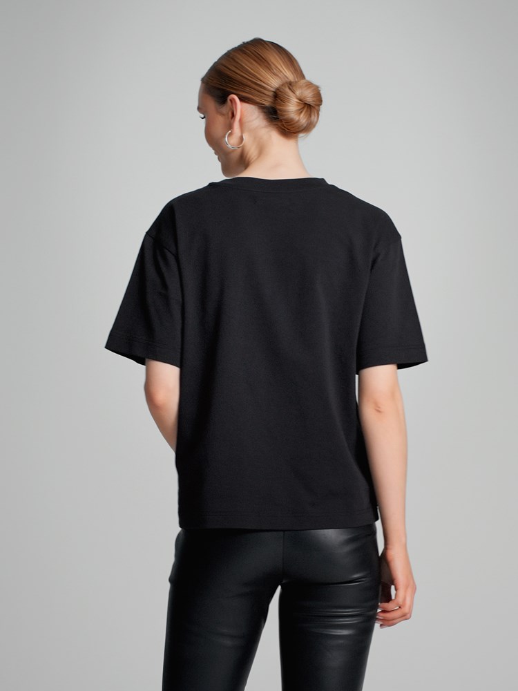 Gabby t-skjorte 7505141_CAB-DONNA-A23-Modell-Back_chn=match_9931_Gabby t-skjorte CAB_Gabby t-skjorte CAB 7505141.jpg_Back||Back