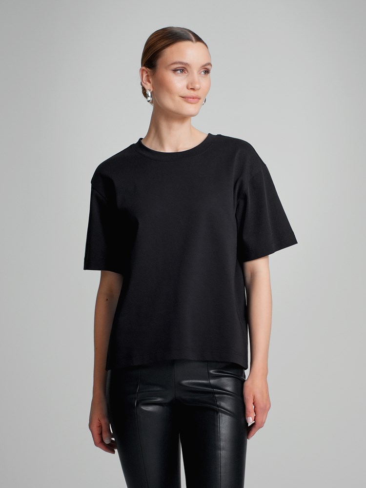 Gabby t-skjorte 7505141_CAB-DONNA-A23-Modell-Front_chn=match_6095_Gabby t-skjorte CAB_Gabby t-skjorte CAB 7505141.jpg_Front||Front
