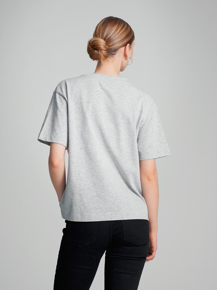 Gabby t-skjorte 7505141_IEB-DONNA-A23-Modell-Back_chn=match_6787_Gabby t-skjorte IEB_Gabby t-skjorte IEB 7505141.jpg_Back||Back