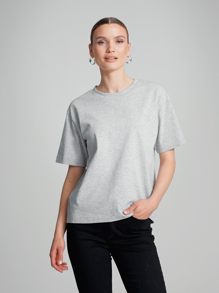 Gabby t-skjorte 7505141_IEB-DONNA-A23-Modell-Front_chn=match_5151_Gabby t-skjorte IEB_Gabby t-skjorte IEB 7505141.jpg_Front||Front
