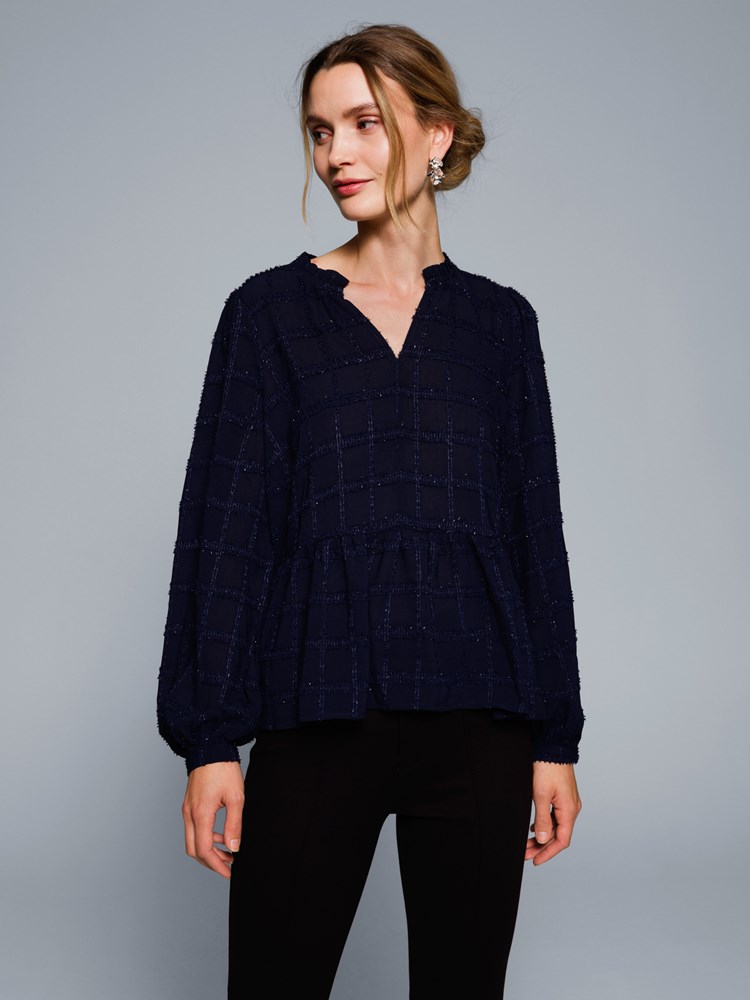 Stella bluse 7505320_EM1-VAVITE-W23-Modell-Front_chn=match_1048_Stella bluse EM1 7505320.jpg_Front||Front
