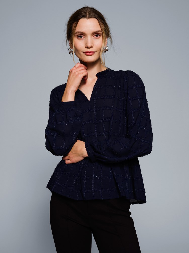 Stella bluse 7505320_EM1-VAVITE-W23-Modell-Front_chn=match_7897_Stella bluse EM1 7505320.jpg_Front||Front
