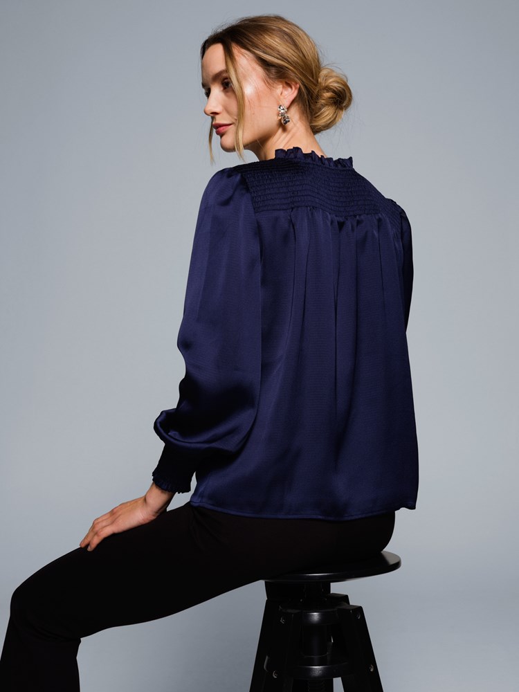 Leia bluse 7505351_EM1-VAVITE-W23-Modell-Back_chn=match_7694_Leia bluse EM1 7505351.jpg_Back||Back