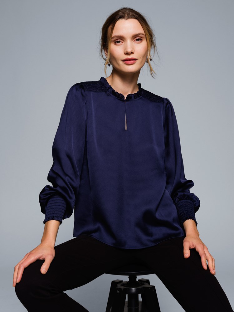 Leia bluse 7505351_EM1-VAVITE-W23-Modell-Front_chn=match_1000_Leia bluse EM1 7505351.jpg_Front||Front