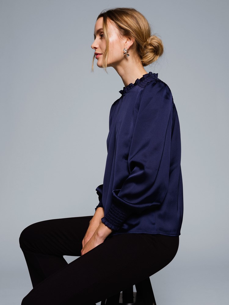 Leia bluse 7505351_EM1-VAVITE-W23-Modell-Front_chn=match_8288_Leia bluse EM1 7505351.jpg_Front||Front