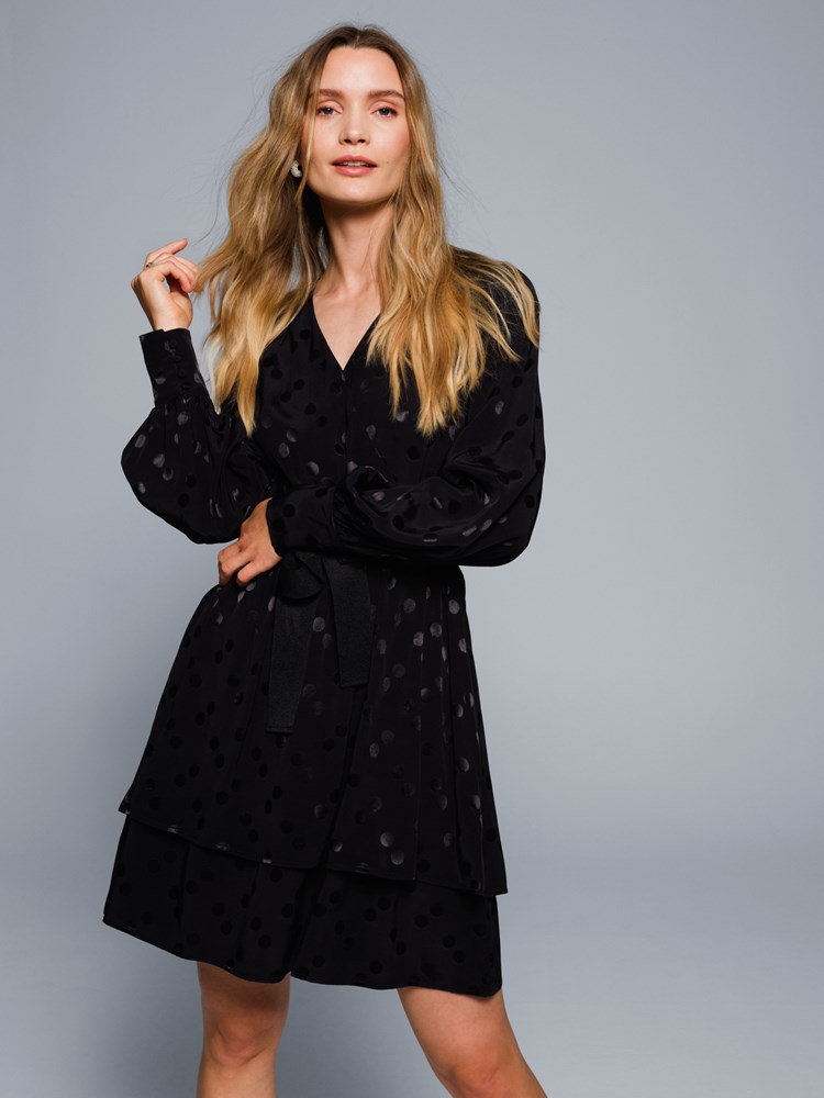 Dotty kjole 7505482_CAB-DONNA-W23-Modell-Front_chn=match_8875_Dotty kjole CAB 7505482.jpg_Front