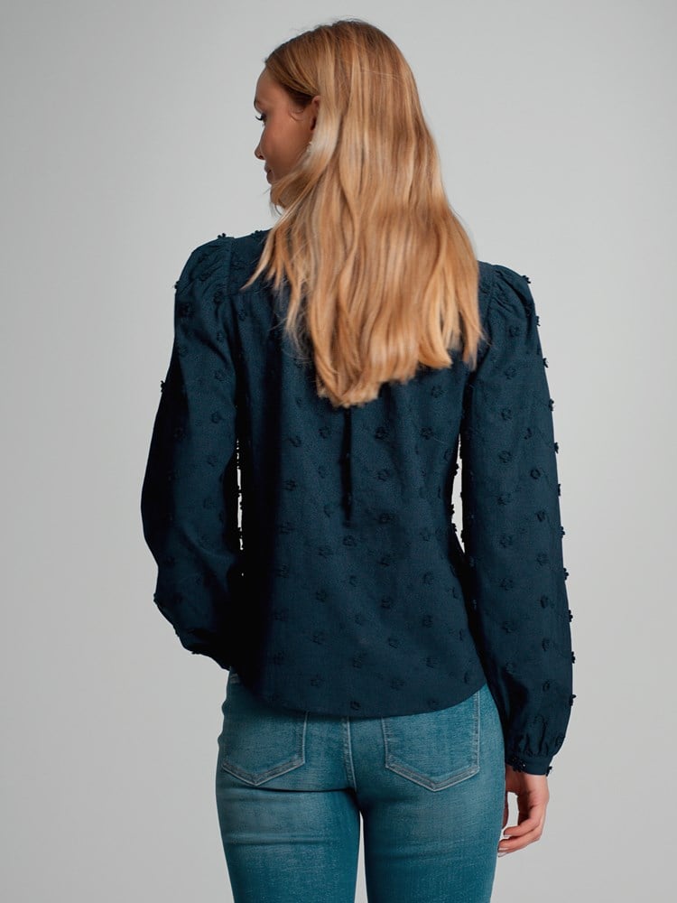 Bennie blondeskjorte 7505553_EM6-MARIEPHILIPPE-A23-Modell-Back_chn=match_5833_Bennie blondeskjorte EM6 7505553.jpg_Back||Back