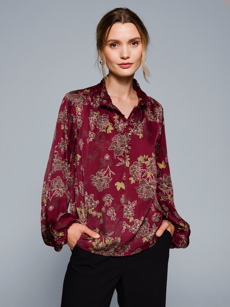 Anne printet bluse 7505666_MWH-MARIEPHILIPPE-W23-Modell-Front_chn=match_4183_Anne printet bluse MWH_Anne printet bluse MWH 7505666.jpg_Front||Front
