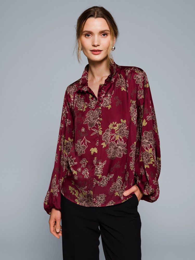 Anne printet bluse 7505666_MWH-MARIEPHILIPPE-W23-Modell-Front_chn=match_5783_Anne printet bluse MWH_Anne printet bluse MWH 7505666.jpg_Front||Front