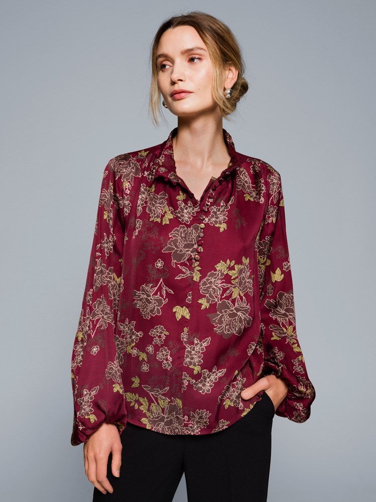 Anne printet bluse 7505666_MWH-MARIEPHILIPPE-W23-Modell-Front_chn=match_7944_Anne printet bluse MWH_Anne printet bluse MWH 7505666.jpg_Front||Front