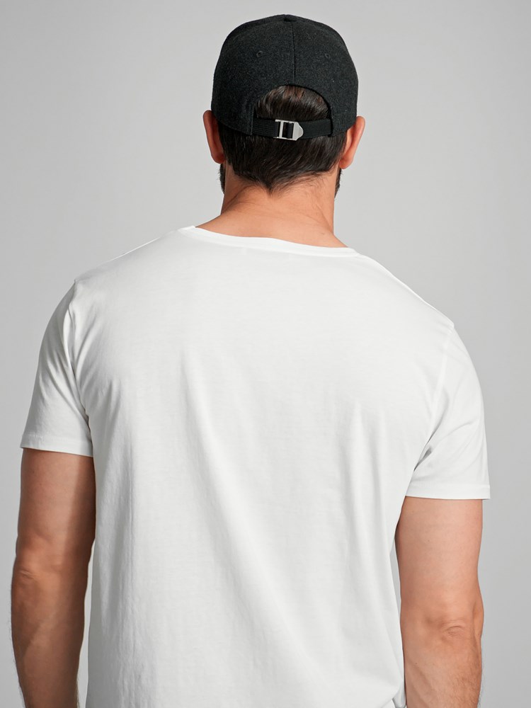 Luca caps 7505675_I7Z-MARIOCONTI-A23-Modell-Back_chn=match_1977.jpg_Back||Back