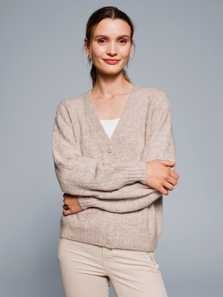 Iris cardigan 7505732_A2G-VAVITE-W23-Modell-Front_chn=match_7402_Iris cardigan A2G_Iris cardigan A2G 7505732.jpg_Front||Front