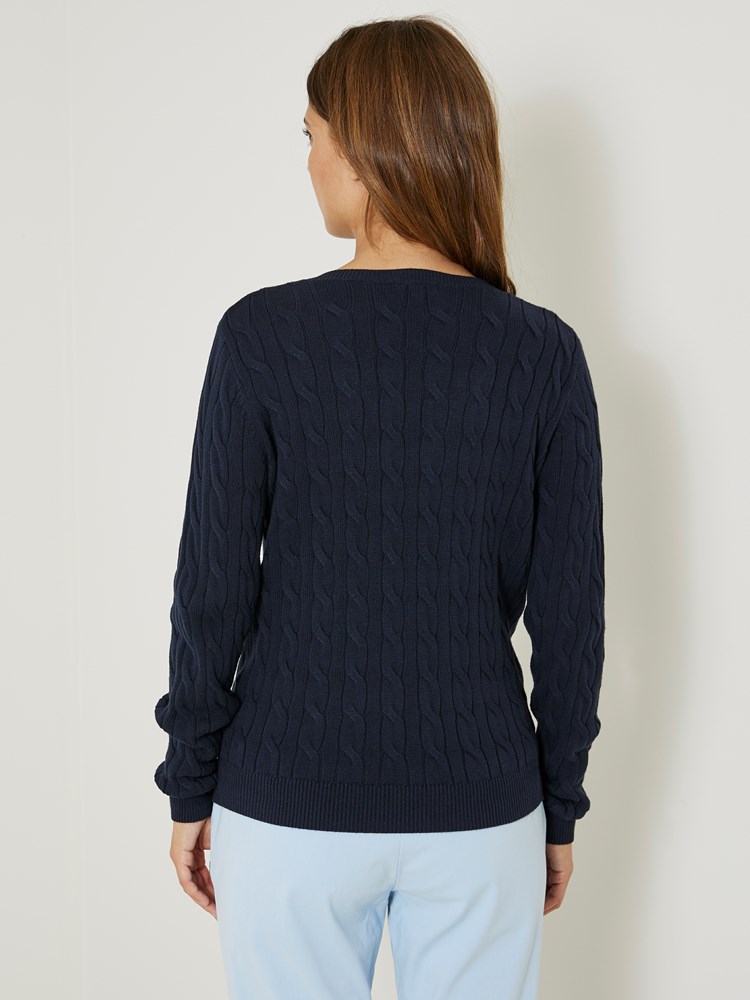 Iselin v-neck kabelgenser 7505952_EM6-JEANPAUL-S24-Modell-Front_1388_Iselin v-neck kabelgenser EM6_Iselin v-neck kabelgenser EM6 7505952.jpg_Front||Front