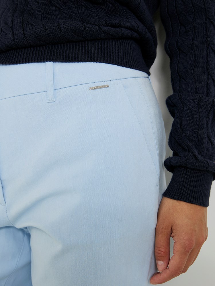 Caroline chino 7505952_EM6-JEANPAUL-S24-Modell-Front_5519_Caroline chino EN3_Caroline chino EN3 7507995.jpg_