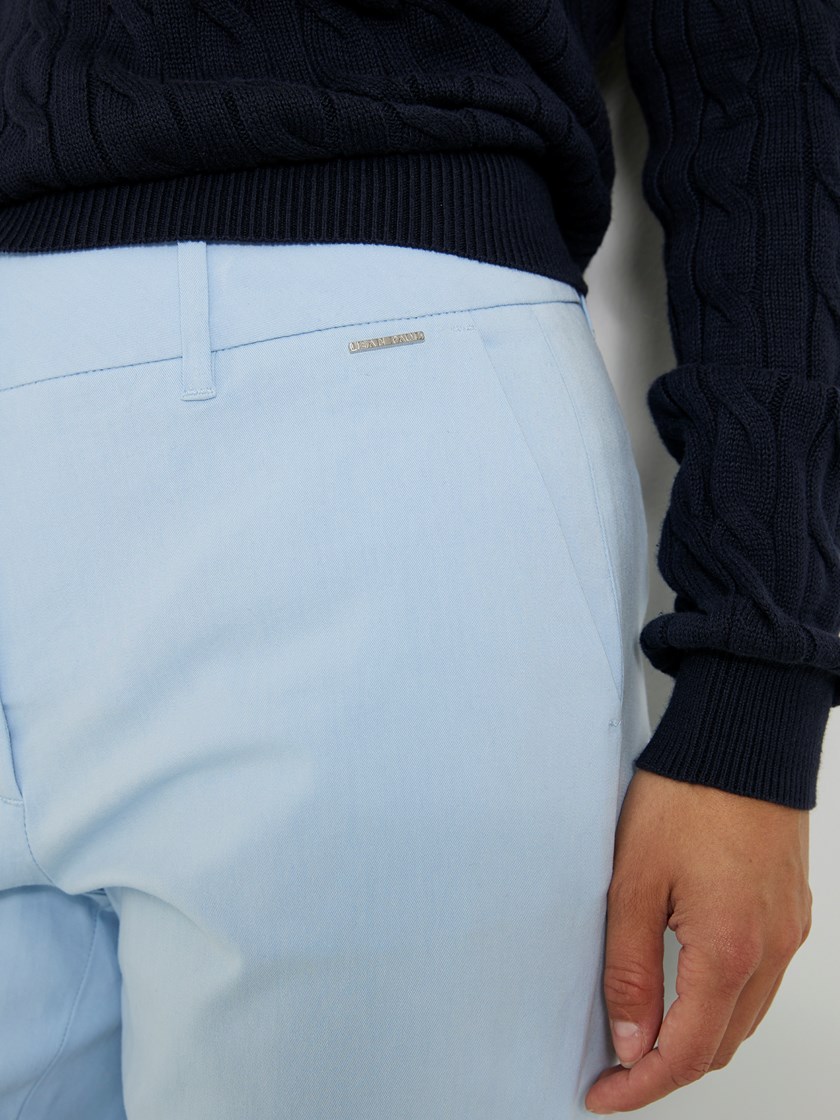 7507995 EN3 7505952_EM6-JEANPAUL-S24-Modell-Front_5519_Caroline chino EN3_Caroline chino EN3 7507995.jpg_