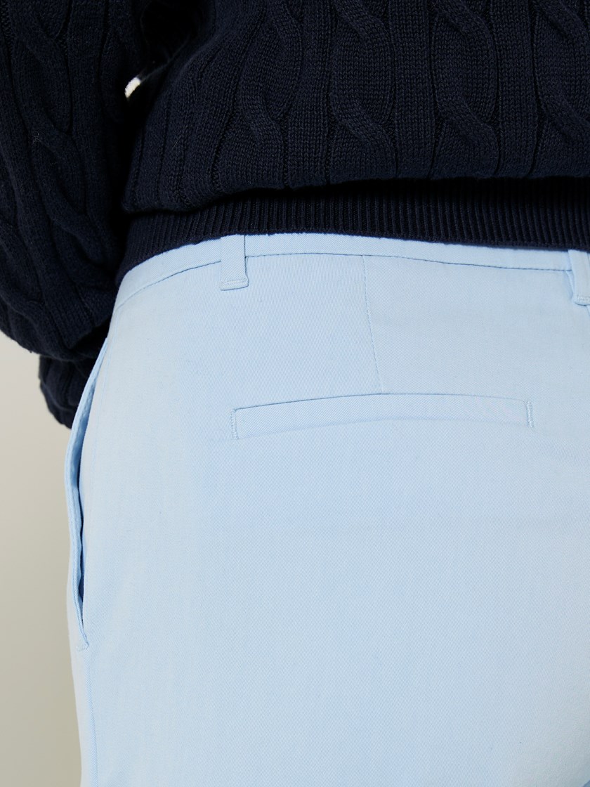 7507995 EN3 7505952_EM6-JEANPAUL-S24-Modell-Front_5738_Caroline chino EN3_Caroline chino EN3 7507995.jpg_