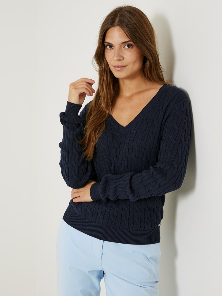 Iselin v-neck kabelgenser 7505952_EM6-JEANPAUL-S24-Modell-Front_6267_Iselin v-neck kabelgenser EM6_Iselin v-neck kabelgenser EM6 7505952.jpg_Front||Front