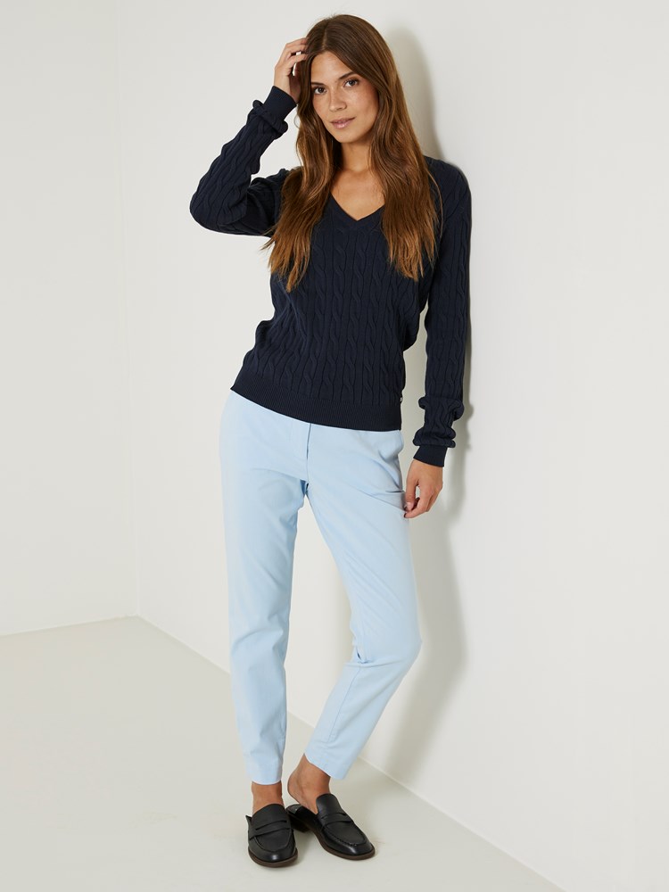 Iselin v-neck kabelgenser 7505952_EM6-JEANPAUL-S24-Modell-Front_6819_Iselin v-neck kabelgenser EM6_Iselin v-neck kabelgenser EM6 7505952.jpg_Front||Front