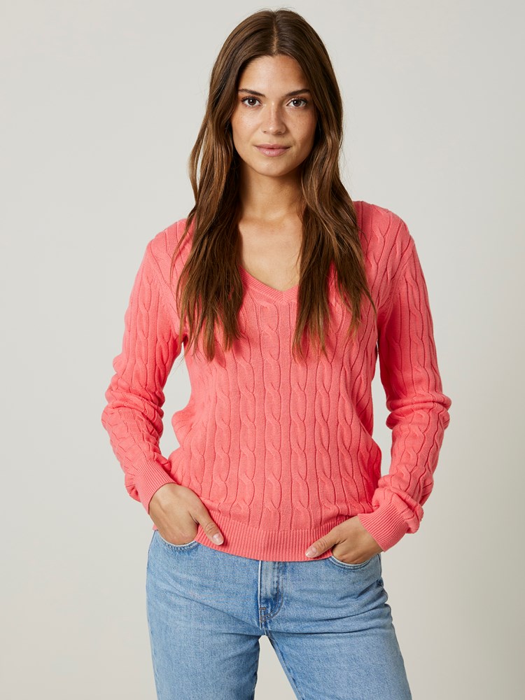 Iselin v-neck kabelgenser 7505952_MQN-JEANPAUL-S24-Modell-Front_286_Iselin v-neck kabelgenser MQN_Iselin v-neck kabelgenser MQN 7505952.jpg_Front||Front
