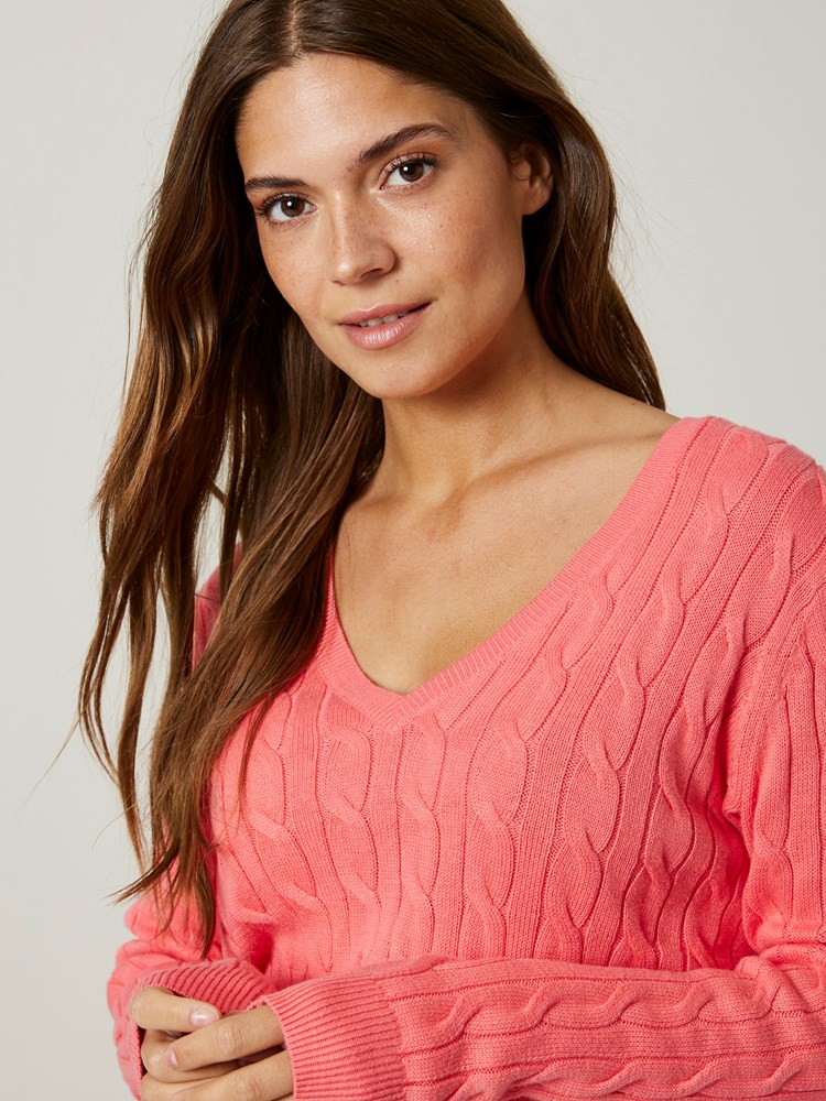 Iselin v-neck kabelgenser 7505952_MQN-JEANPAUL-S24-Modell-Front_780_Iselin v-neck kabelgenser MQN_Iselin v-neck kabelgenser MQN 7505952.jpg_Front||Front