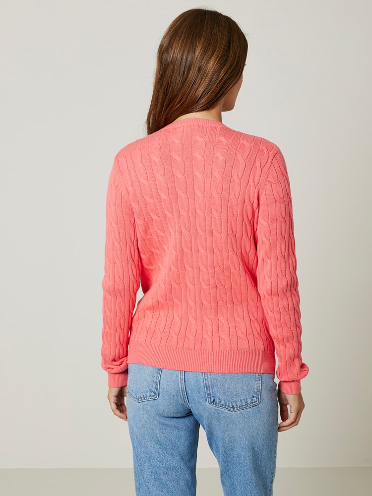 Iselin v-neck kabelgenser 7505952_MQN-JEANPAUL-S24-Modell-Front_8079_Iselin v-neck kabelgenser MQN_Iselin v-neck kabelgenser MQN 7505952.jpg_Front||Front