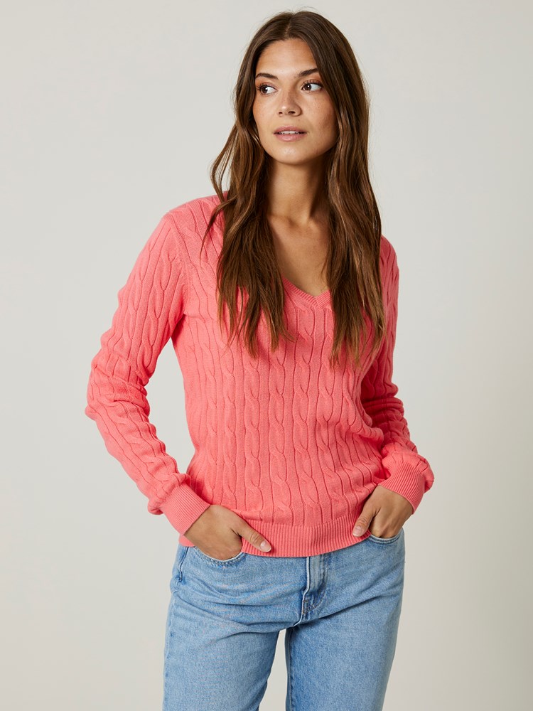 Iselin v-neck kabelgenser 7505952_MQN-JEANPAUL-S24-Modell-Front_9604_Iselin v-neck kabelgenser MQN_Iselin v-neck kabelgenser MQN 7505952.jpg_Front||Front