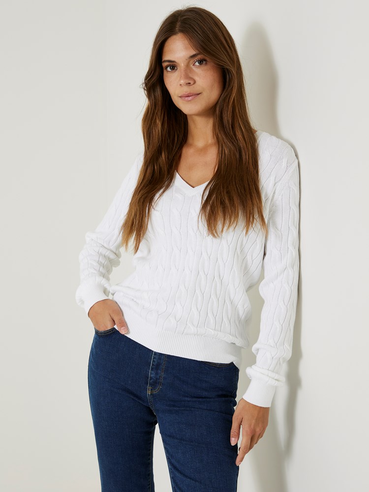 Iselin v-neck kabelgenser 7505952_O68-JEANPAUL-S24-Modell-Front_1668_Iselin v-neck kabelgenser O68_Iselin v-neck kabelgenser O68 7505952.jpg_Front||Front
