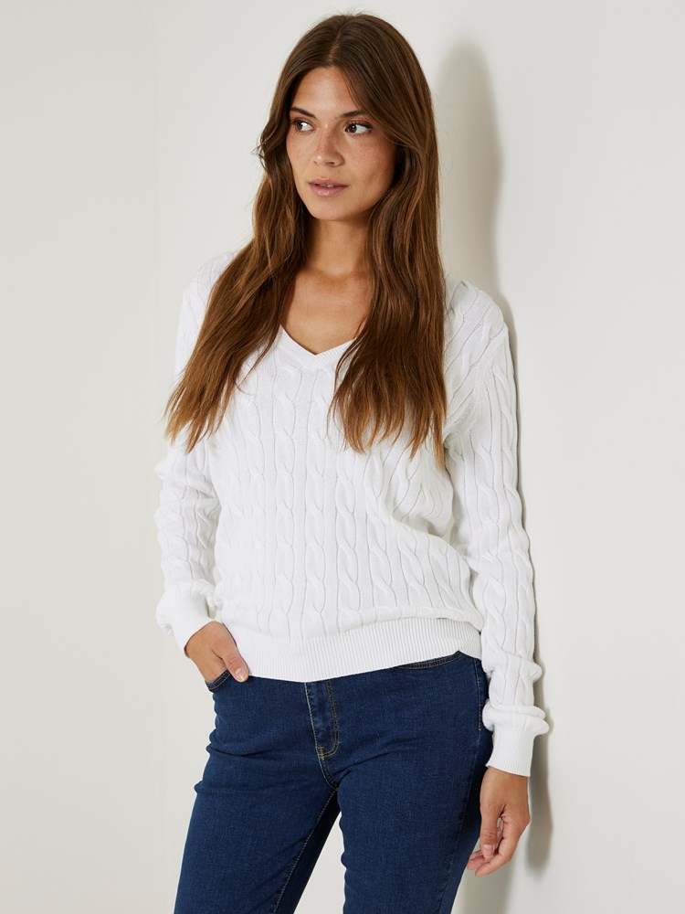 Iselin v-neck kabelgenser 7505952_O68-JEANPAUL-S24-Modell-Front_2698_Iselin v-neck kabelgenser O68_Iselin v-neck kabelgenser O68 7505952.jpg_Front||Front