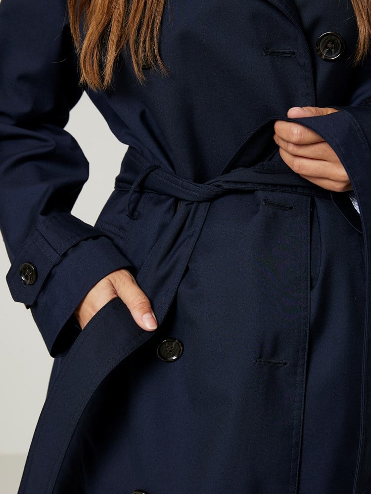 Grace trench 7506085_EM6-JEANPAUL-S24-Modell-Front_9070_Grace trench EM6_Grace trench EM6 7506085.jpg_Front||Front