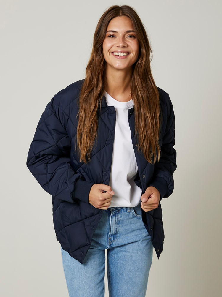 Katalina jakke 7506086_EM6-JEANPAUL-S24-Modell-Front_8127_Katalina jakke EM6_Katalina jakke EM6 7506086.jpg_Front||Front