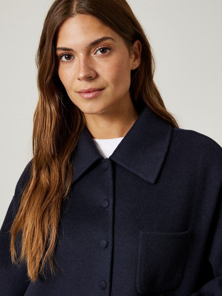 Edna jakke 7506098_EM6-JEANPAUL-S24-Modell-Front_1211_Edna jakke EM6_Edna jakke EM6 7506098.jpg_Front||Front