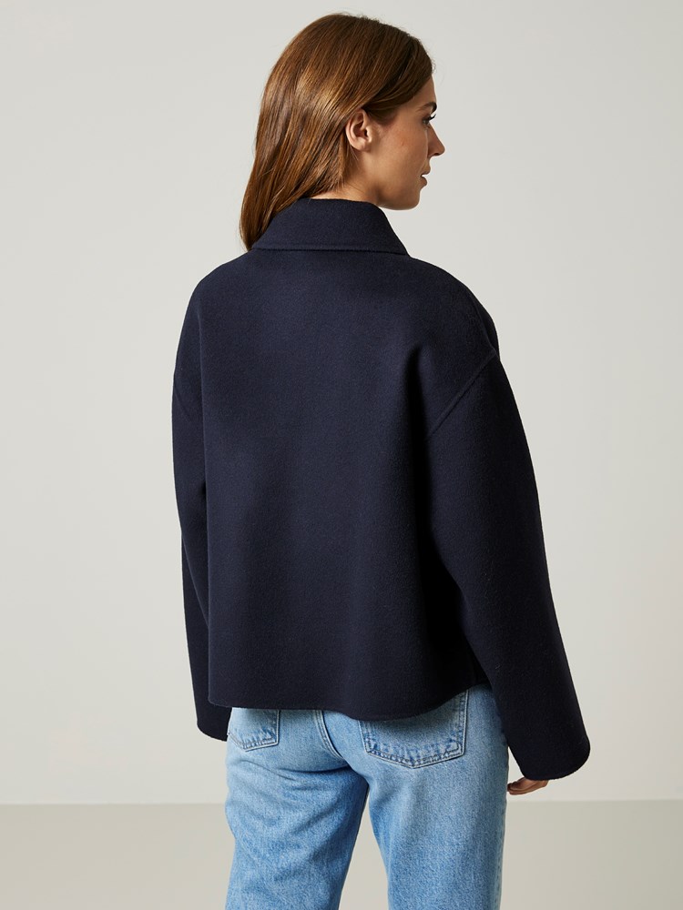 Edna jakke 7506098_EM6-JEANPAUL-S24-Modell-Front_1823_Edna jakke EM6_Edna jakke EM6 7506098.jpg_Front||Front