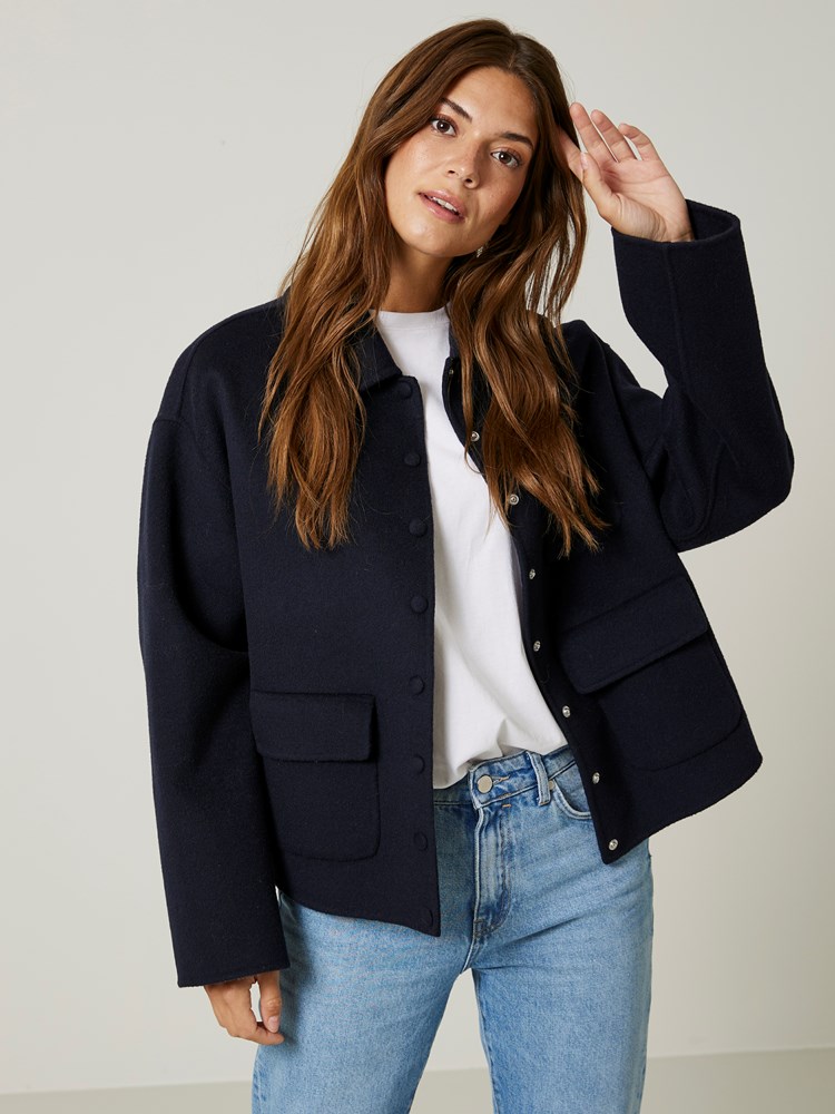 Edna jakke 7506098_EM6-JEANPAUL-S24-Modell-Front_5672_Edna jakke EM6_Edna jakke EM6 7506098.jpg_Front||Front