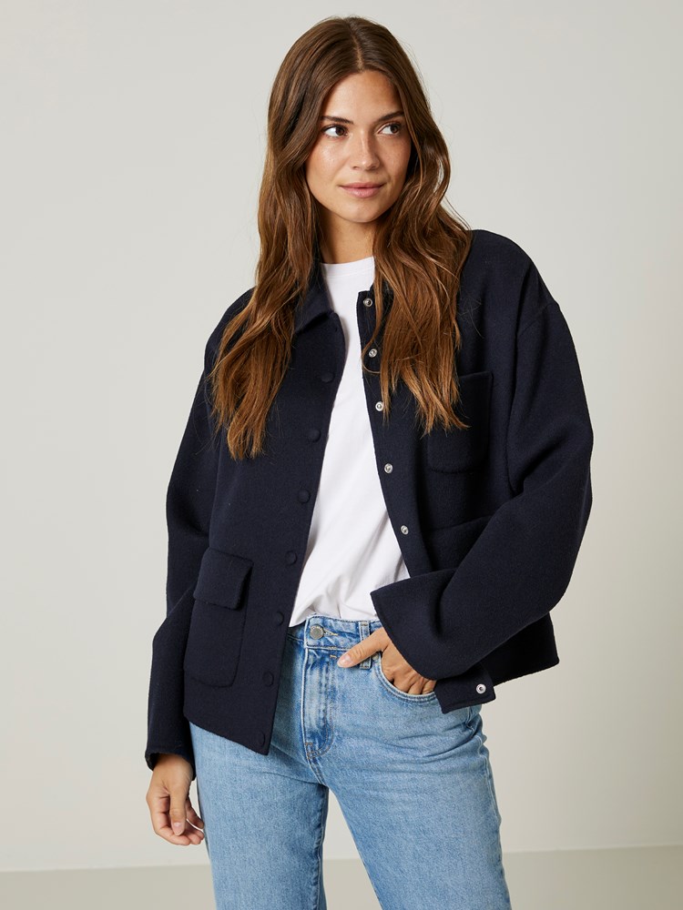 Edna jakke 7506098_EM6-JEANPAUL-S24-Modell-Front_9457_Edna jakke EM6_Edna jakke EM6 7506098.jpg_Front||Front