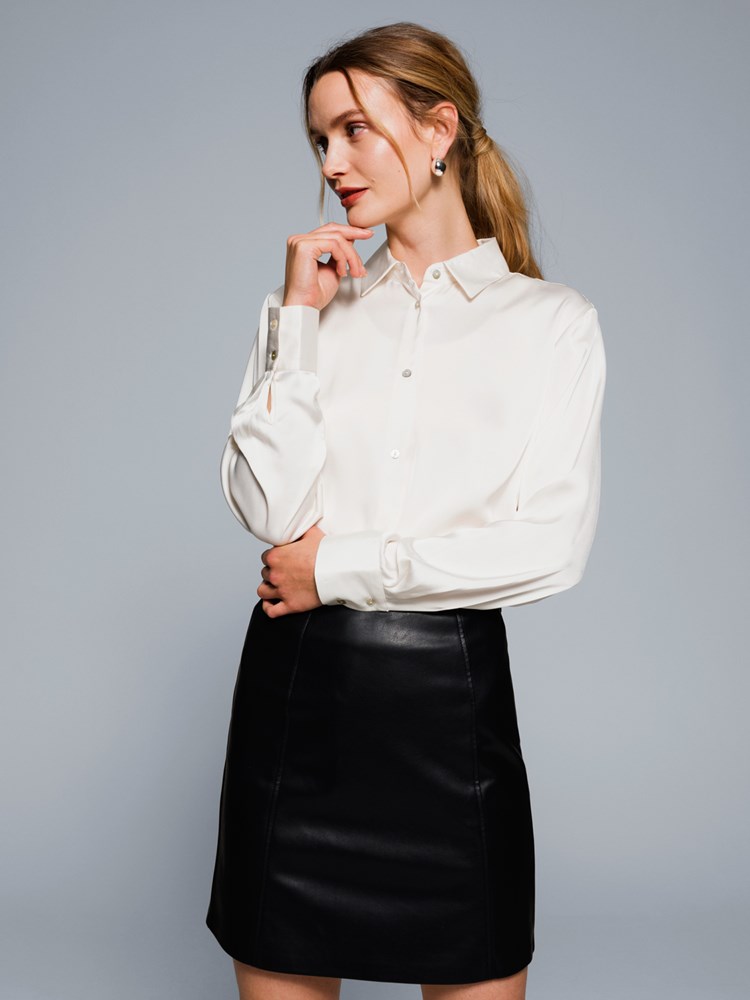 Evelina skjorte 7506192_O79-DONNA-W23-Modell-Front_chn=match_3833_Evelina skjorte O79 7506192.jpg_Front||Front