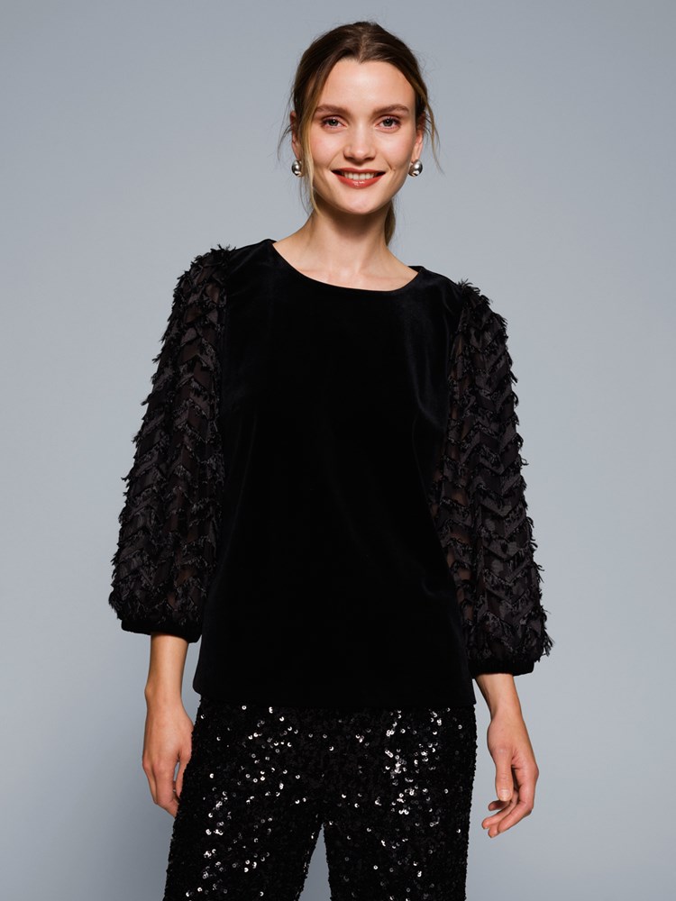 Ingrid velourtopp 7506287_CAB-MARIEPHILIPPE-W23-Modell-Front_chn=match_1077_Ingrid velourtopp CAB_Ingrid velourtopp CAB 7506287.jpg_Front||Front