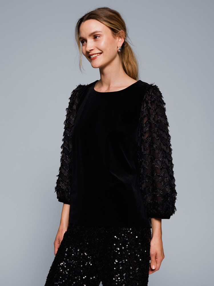 Ingrid velourtopp 7506287_CAB-MARIEPHILIPPE-W23-Modell-Front_chn=match_4517_Ingrid velourtopp CAB_Ingrid velourtopp CAB 7506287.jpg_Front||Front