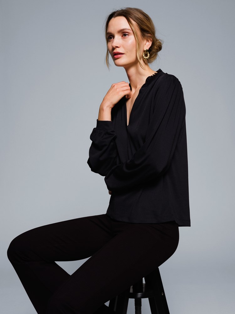 Valensia topp 7506290_CAB-MARIEPHILIPPE-W23-Modell-Front_chn=match_5779_Valensia topp CAB_Valensia topp CAB 7506290.jpg_Front||Front