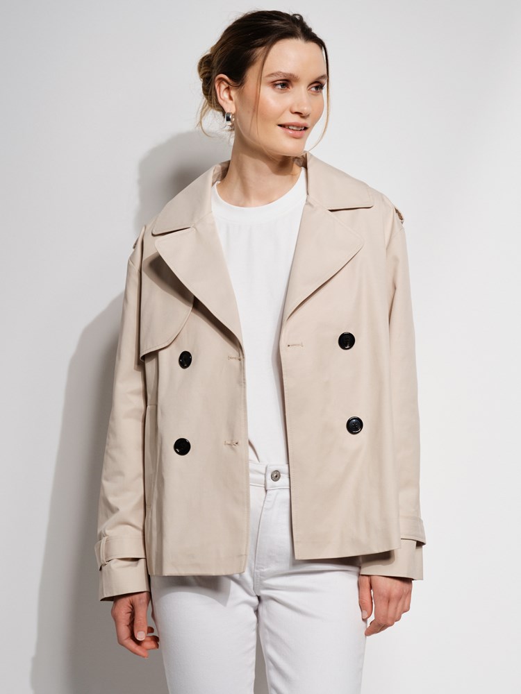 Mila kort trench 7506359_A9S-VAVITE-S24-Modell-Front_chn=match_3474_Mila kort trench A9S_Mila kort trench A9S 7506359.jpg_Front