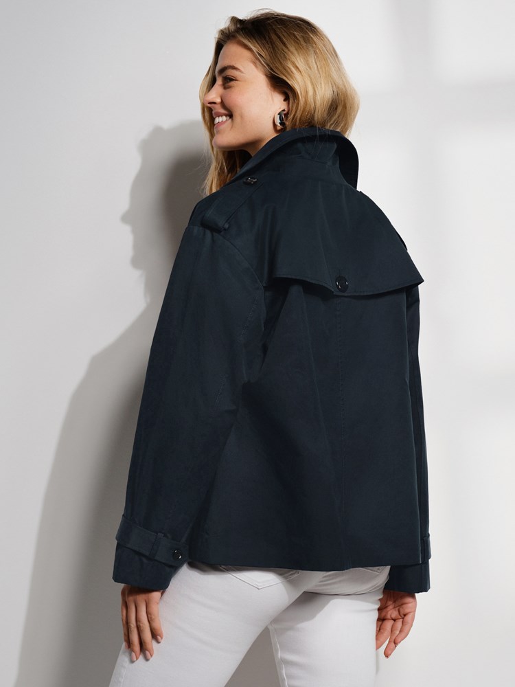 Mila kort trench 7506359_EM1-VAVITE-S24-Modell-Back_chn=match_8029_Mila kort trench EM1_Mila kort trench EM1 7506359.jpg_Back||Back