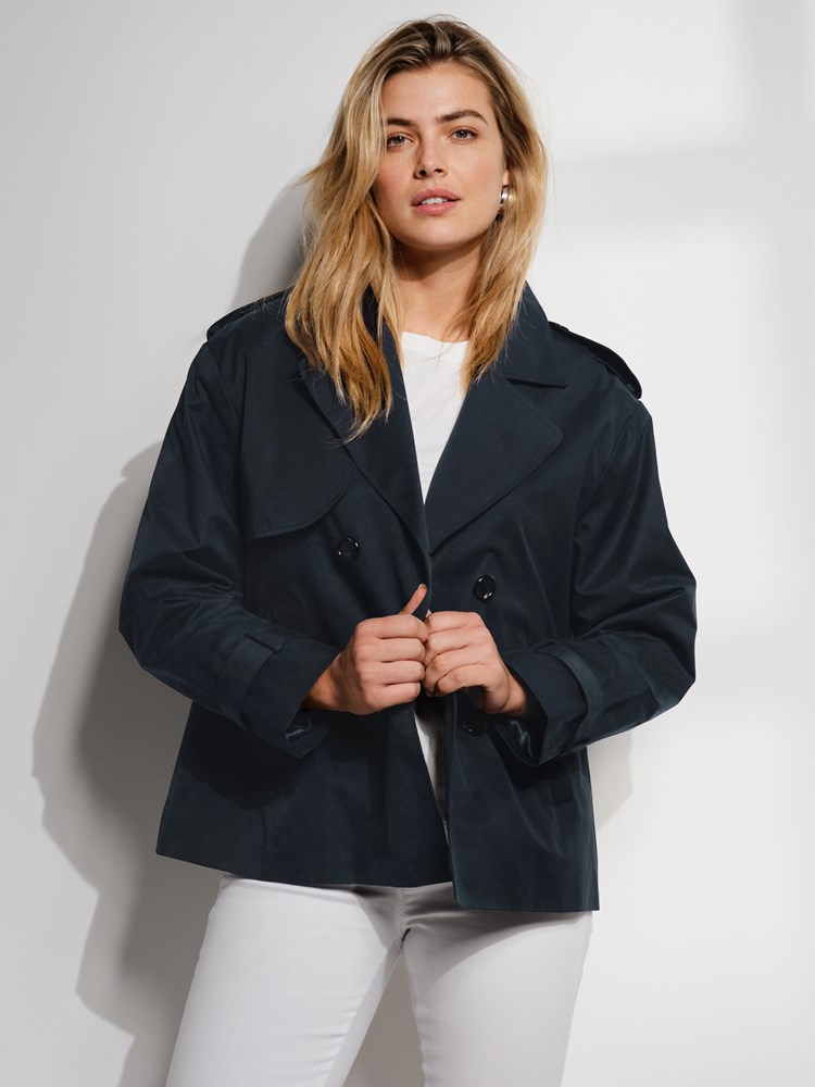 Mila kort trench 7506359_EM1-VAVITE-S24-Modell-Front_chn=match_4671_Mila kort trench EM1_Mila kort trench EM1 7506359.jpg_Front||Front