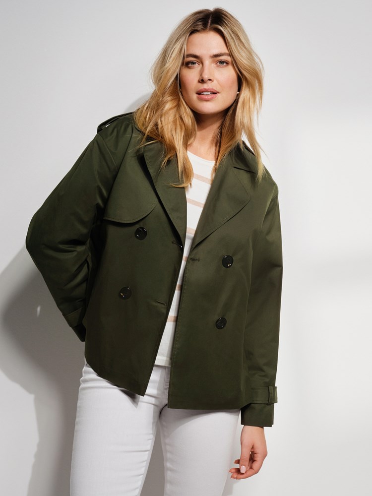 Mila kort trench 7506359_GOZ-VAVITE-S24-Modell-Front_chn=match_8804_Mila kort trench GOZ_Mila kort trench GOZ 7506359.jpg_Front