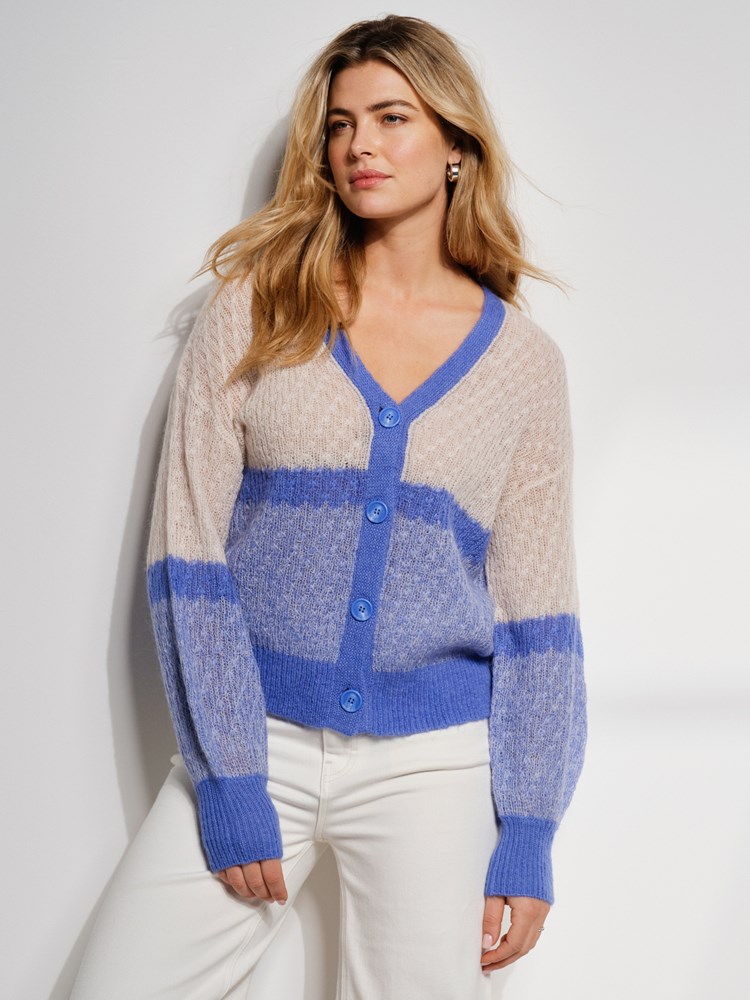 Julie cardigan 7506386_ECJ-MARIEPHILIPPE-S24-Modell-Front_chn=match_9230_7506386 ECJ_Julie cardigan ECJ_Julie cardigan ECJ 7506386.jpg_Front||Front